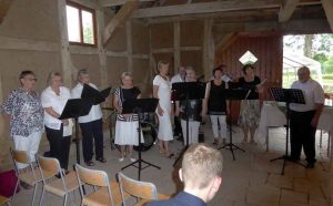 Die Kir­chen­band singt und spielt